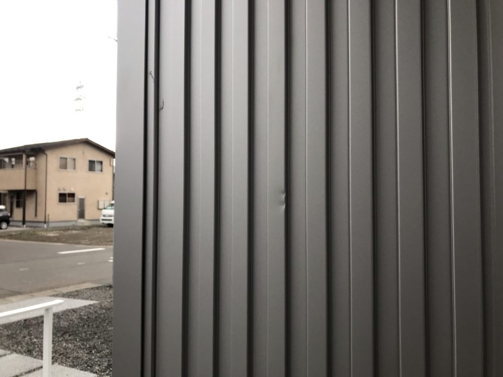 松本市長野県/ガルバリウム鋼板外壁のへこみキズ補修/外壁板金リペア | Asama Craft